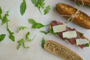 sanduíches com rúcula, parmesão queijo, bresaola. foto