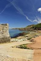 praia greve de lecq e paisagem costeira do reino unido da primavera foto