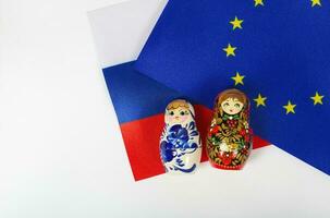 russo matryoshka bonecas em europeu bandeira foto