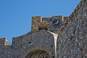 um relógio nas paredes da corneta do castelo em st peter port, guernsey, reino unido