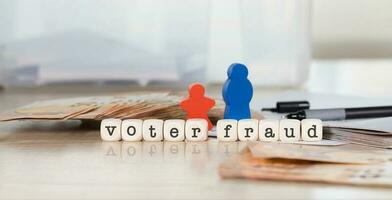 palavra eleitor fraude composto do de madeira cartas. foto