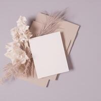 brincar papel Casamento convite boho mínimo estilo cumprimento cartão para Casamento convites e aniversário papelaria. topo Visão plano deitar copyspace. ai gerado foto