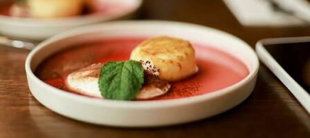 bandeira cheesecakes com iogurte e hortelã. chalé queijo caçarola. sobremesa dentro uma restaurante foto