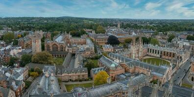 aéreo Visão sobre a cidade do Oxford com Oxford universidade. foto