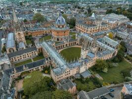 aéreo Visão sobre a cidade do Oxford com Oxford universidade. foto