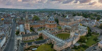 aéreo Visão sobre a cidade do Oxford com Oxford universidade. foto