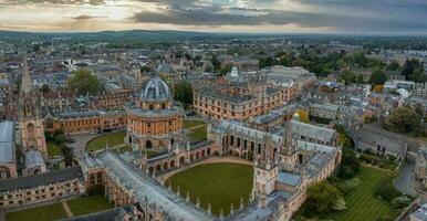 aéreo Visão sobre a cidade do Oxford com Oxford universidade. foto