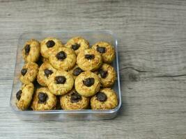 queijo impressão digital biscoitos com chocolate o preenchimento em a plástico jarra foto