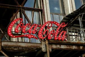 Minsk, bielorrússia, Junho 2023 - vintage coca Cola placa ou publicidade foto