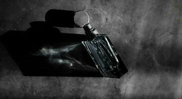 garrafa do perfume em Sombrio fundo foto