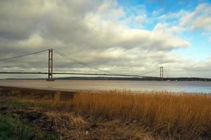 vista da ponte humber da margem sul do estuário de humber inglaterra foto