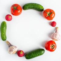 legumes frescos em um fundo branco. comida ecológica vegana. lugar para texto. foto