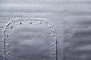 pele de aeronave close-up. rebites em metal cinza. foto