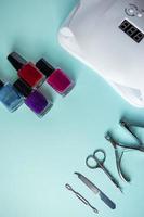 conjunto de ferramentas para manicure e tratamento de unhas em fundo azul. procedimento de mão de spa, lugar para texto. foto