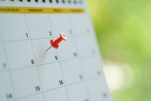 vermelho PIN em a 9º dia em a calendário com cópia de espaço. foto