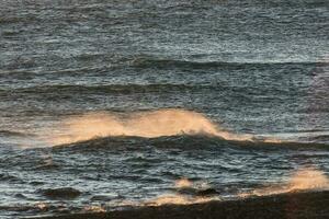 ondas com Forte vento depois de uma tempestade, Patagônia, Argentina. foto