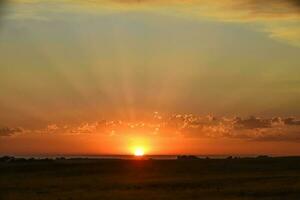 raios solares às pôr do sol, pampas, Argentina foto