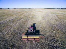 trator y maquinaria agricola , sembrando, la pampa, Argentina foto