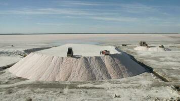 caminhões descarregando cru sal volume, Salinas grandes de hidalgo, la pampa, Patagônia, Argentina. foto