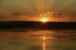 raios solares às pôr do sol, dentro pampas paisagem, patagônia Argentina foto