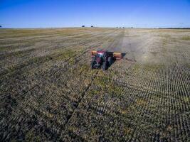 trator y maquinaria agricola , sembrando, la pampa, Argentina foto