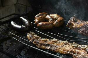 churrasco, grelhado salsichas e vaca carne , tradicional Argentino cozinha foto