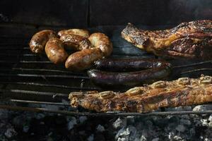 churrasco, grelhado salsichas e vaca carne , tradicional Argentino cozinha foto