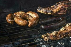 churrasco, grelhado salsichas e vaca carne , tradicional Argentino cozinha foto