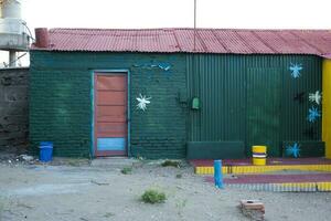 pitoresco típica construção dentro a Cidade do porto piramidais, Península valdes, chubut província, Patagônia, Argentina. foto