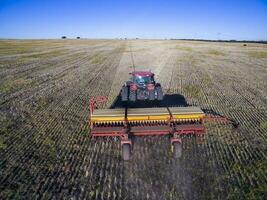 trator y maquinaria agricola , sembrando, la pampa, Argentina foto