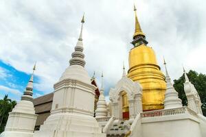 a dourado budista pagode dentro wat Suan dok isto importante mosteiro consagra 1 metade do uma sagrado Buda relíquias dentro Chiang mai província do tailândia. foto