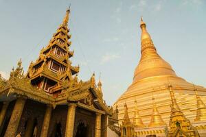 pagode shwedagon o local de atração mais turística no município de yangon de mianmar durante o pôr do sol. foto