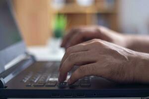 masculino mãos digitando em computador portátil teclado e surfar Internet em mesa, o negócio conceito e tecnologia, Internet rede comunicação foto