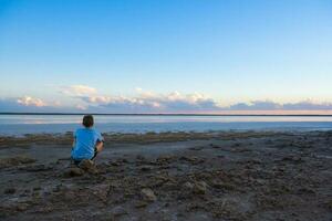 Garoto contemplar a horizonte, la pampa província, Argentina foto