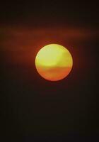 laranja pôr do sol com nuvens. foto