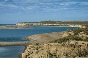 costeiro panorama com falésias dentro patagônia Argentina foto