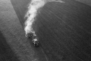 trator aração a campo, pampas interior, la pampa, Argentina. foto