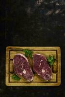 patagônico Cordeiro carne apresentado em a de madeira mesa, patagônia Argentina. foto