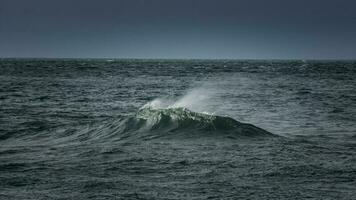 ondas dentro a oceano, patagônia foto