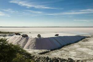 caminhões descarregando cru sal volume, Salinas grandes de hidalgo, la pampa, Argentina. foto