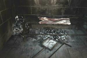 cru carne colocar em a grade, tradicional Argentino cozinha, asado churrasco, Patagônia, Argentina. foto