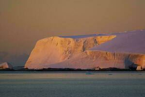 lemaire estreito costeiro paisagem, montanhas e icebergs, antártico Península, antártica. foto