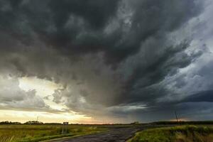 tormentoso céu vencimento para chuva dentro a Argentino interior, la pampa província, Patagônia, Argentina. foto