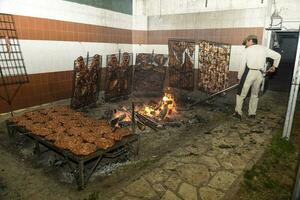 gaúcho assado churrasco, linguiça e vaca costelas, tradicional Argentino cozinha, Patagônia, Argentina. foto