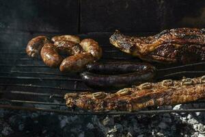 churrasco, grelhado salsichas e vaca carne , tradicional Argentino cozinha foto