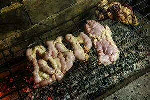 vaca entranhas apresentado em uma grade. Argentino tradicional cozinha. foto