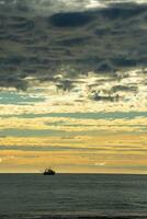 navio dentro marinho panorama às noite, Patagônia, Argentina. foto