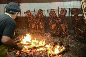 gaúcho assado churrasco, linguiça e vaca costelas, tradicional Argentino cozinha, Patagônia, Argentina. foto