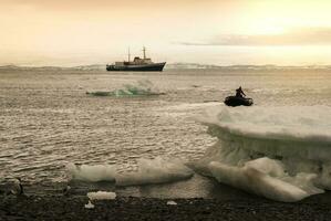 expedição enviar, cruzeiro dentro antártico paisagem, paulet ilha, perto a antártico Península foto