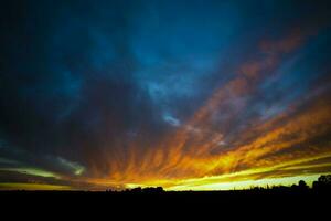 panorama com moinho de vento às pôr do sol, pampas, Patagônia, Argentina foto